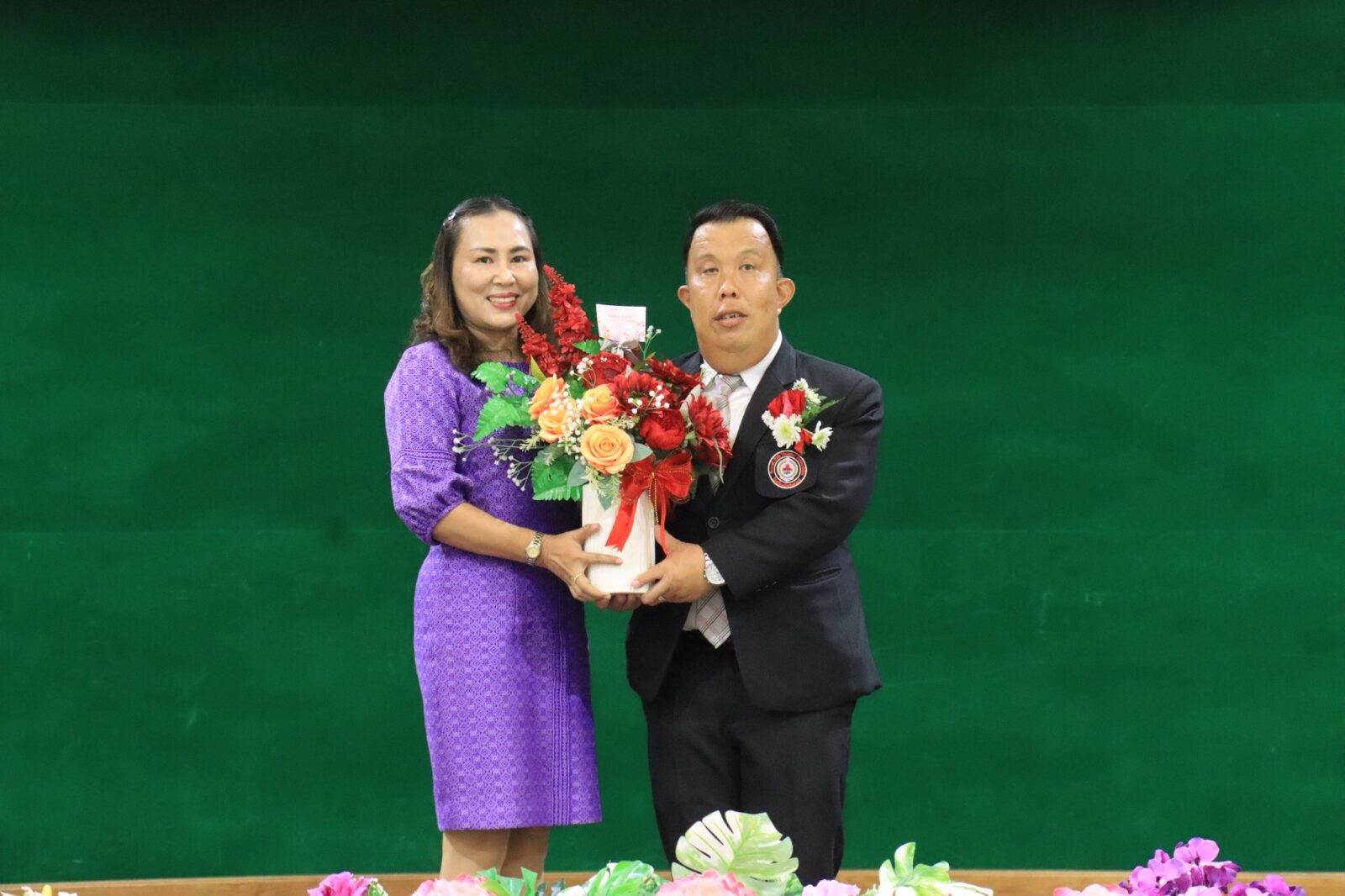 ร่วมแสดงความยินดี และมอบช่อดอกไม้ ให้แก่นายศิริชัย จิตสว่าง เนื่องในโอกาสย้ายมาดำรงตำแหน่ง รองผู้อำนวยการสถานศึกษา โรงเรียนห้องสอนศึกษา ในพระอุปถัมภ์ฯ