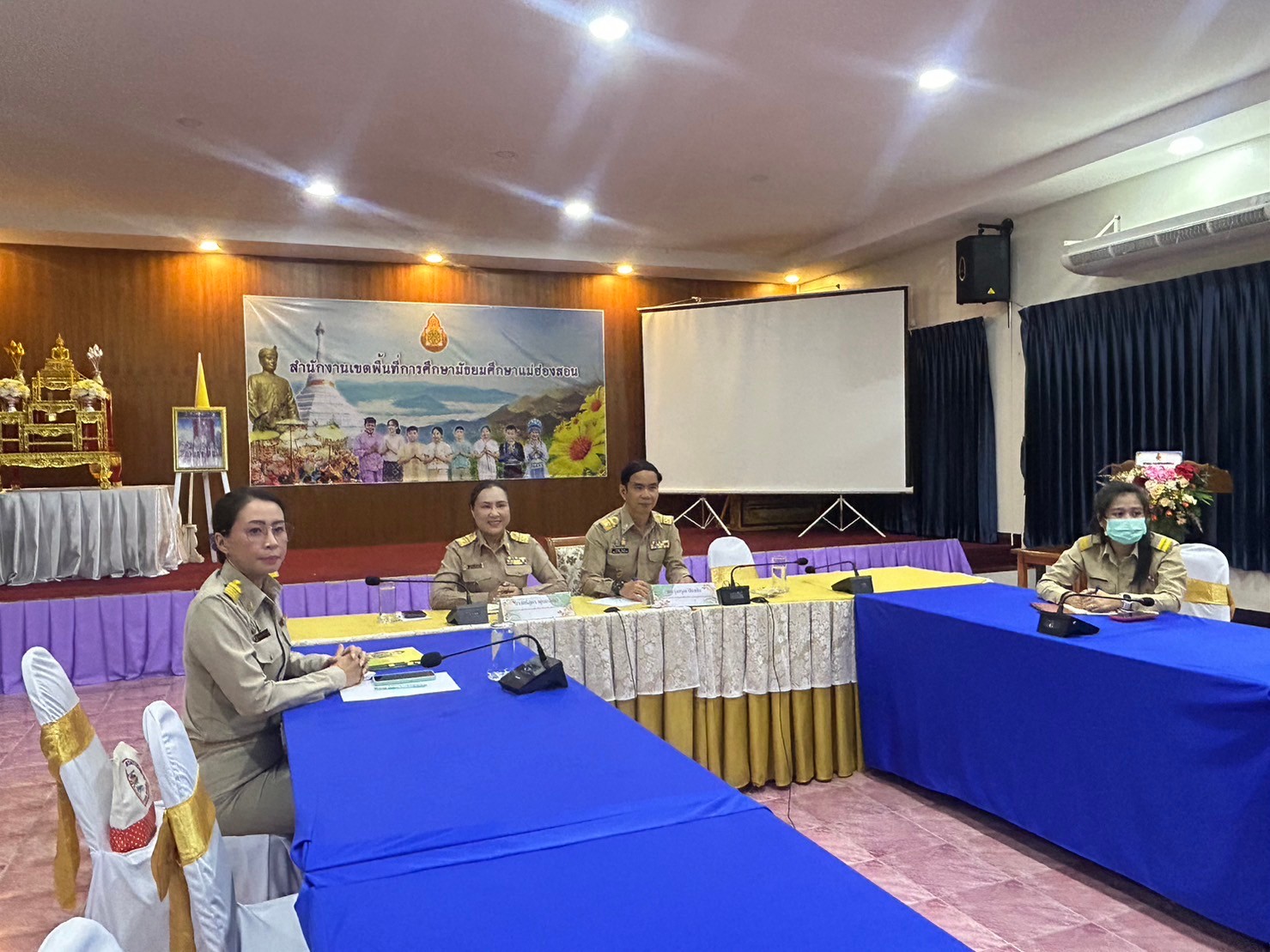 การประชุมมอบนโยบายการแก้ไข ปัญหาหนี้สินครูและบุคลากรทางการศึกษา