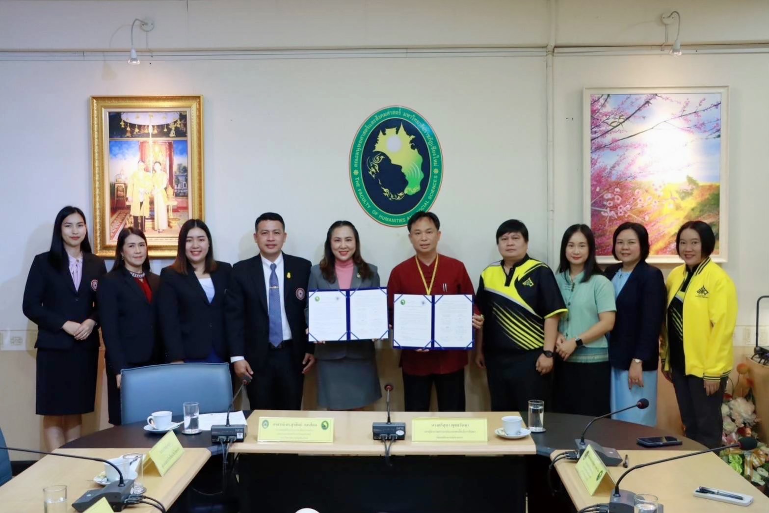 ลงนามในพิธีลงนามบันทึกข้อตกลงความร่วมมือวิชาการ (Memorandum of Agreement) ระหว่างโรงเรียนปายวิทยาคาร จังหวัดแม่ฮ่องสอน และคณะมนุษยศาสตร์และสังคมศาสตร์ มหาวิทยาลัยราชภัฏเชียงใหม่