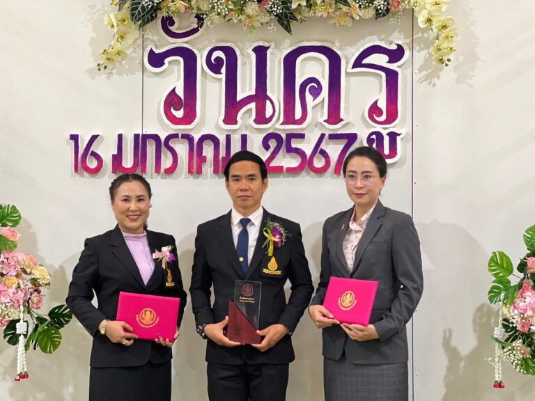 ร่วมพิธีงานวันครูแห่งชาติ ประจำปี 2567 ณ อาคารอเนกประสงค์ “บุญชูตรีทอง” โรงเรียนห้องสอนศึกษา ในพระอุปถัมภ์ฯ