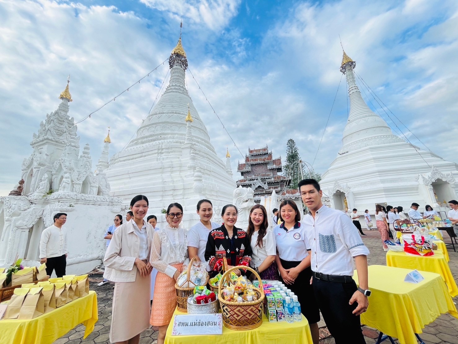 ร่วมทำบุญตักบาตร เนื่องในเทศกาลวันวิสาขบูชา ณ วัดพระธาตุดอยกองมู