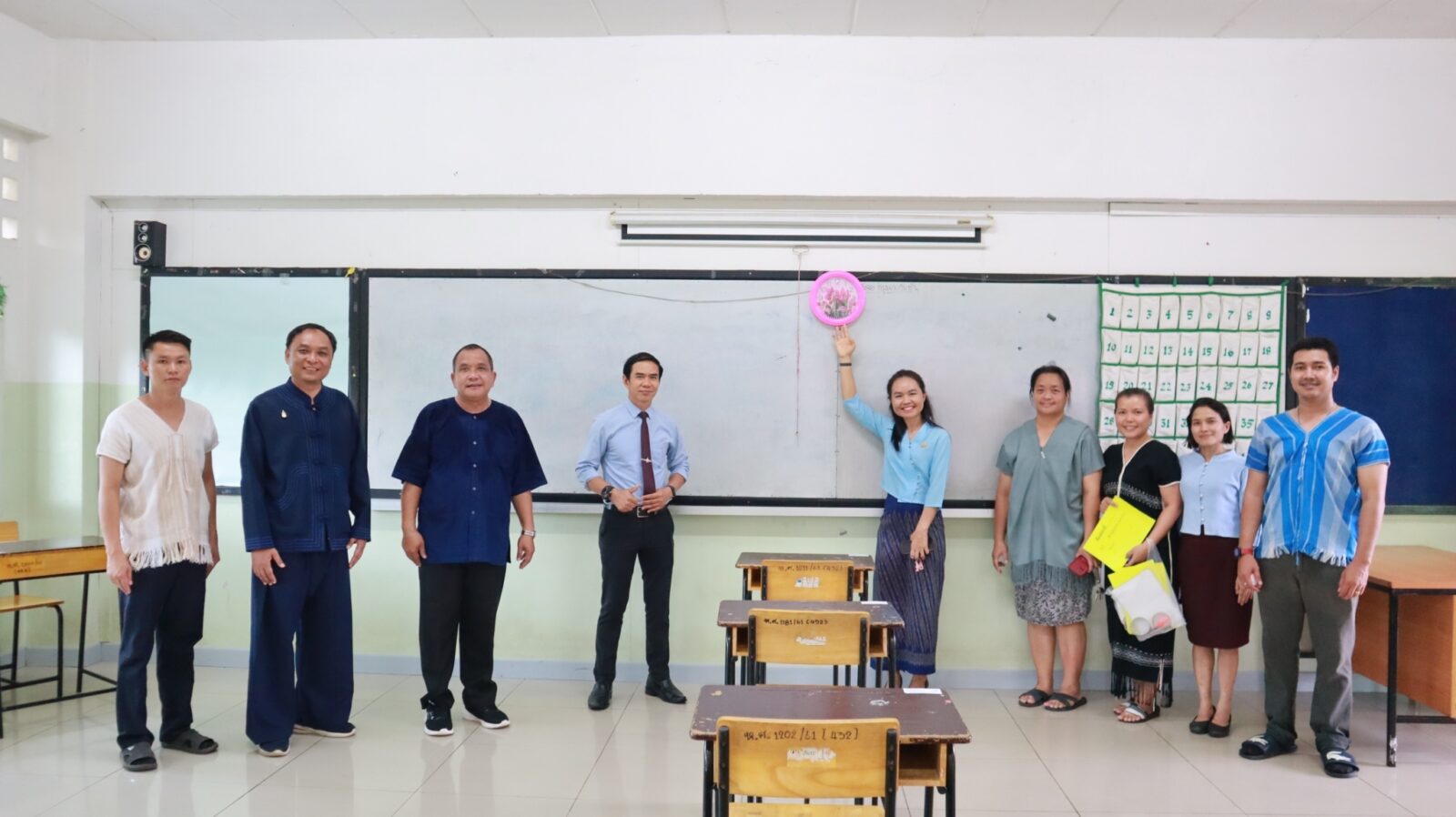 ลงพื้นที่ตรวจความเรียบร้อยของสนามสอบแข่งขันเพื่อบรรจุและแต่งตั้งบุคคลเข้ารับราชการเป็นข้าราชการครูและบุคลากรทางการศึกษา ตำแหน่งครูผู้ช่วย ณ สนามสอบโรงเรียนห้องสอนศึกษา ในพระอุปถัมภ์ฯ