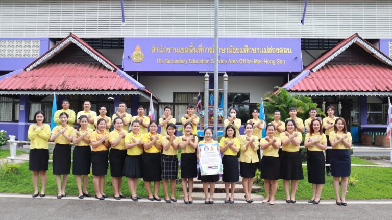 เข้าแถวเคารพธงชาติ สวดมนต์ และ กล่าวคำปฏิญญาเขตสุจริต