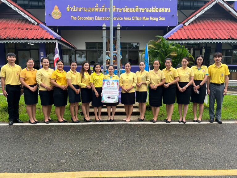 เข้าแถวเคารพธงชาติ สวดมนต์ และ กล่าวคำปฏิญญาเขตสุจริต
