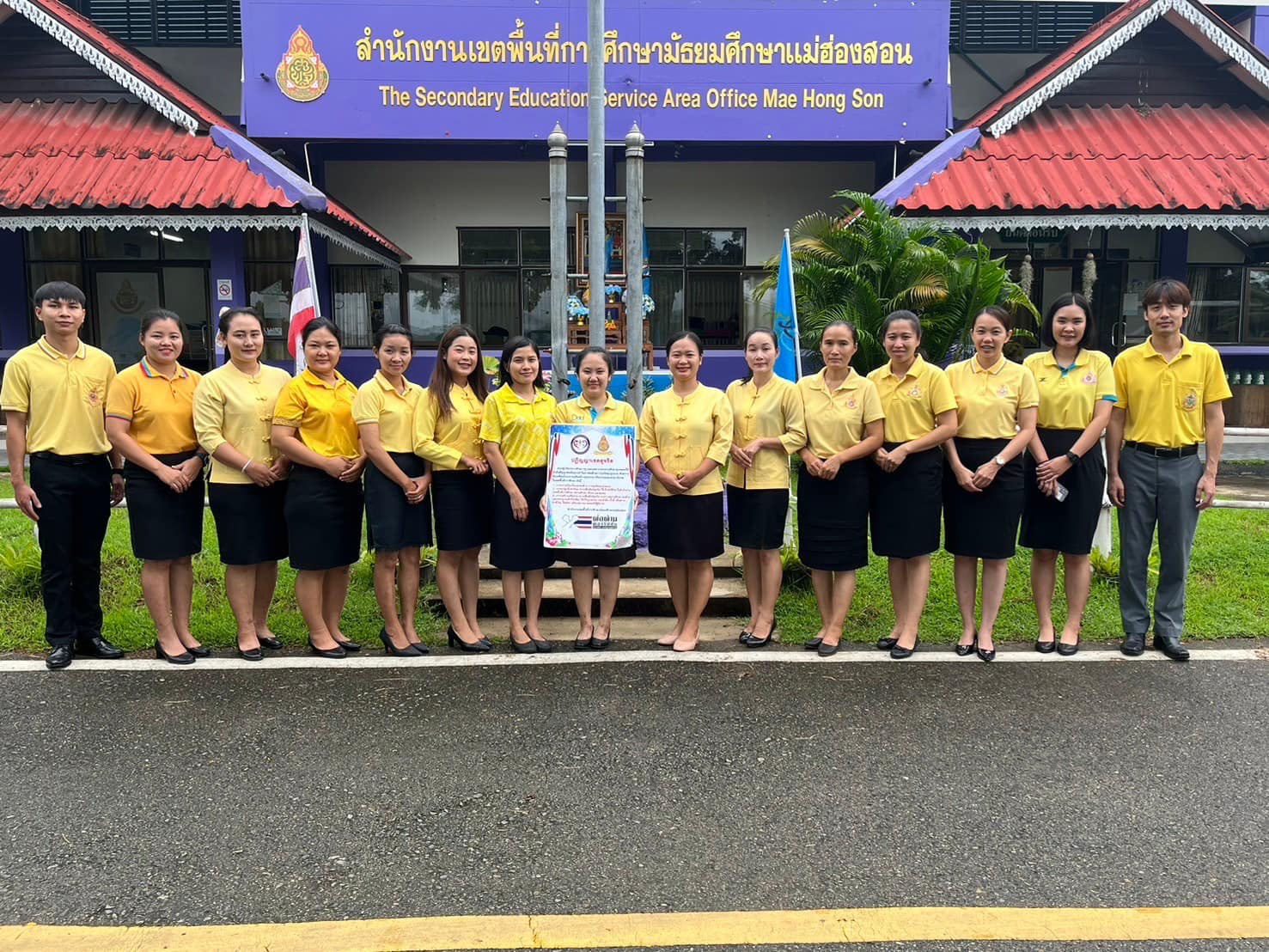 เข้าแถวเคารพธงชาติ สวดมนต์ และ กล่าวคำปฏิญญาเขตสุจริต