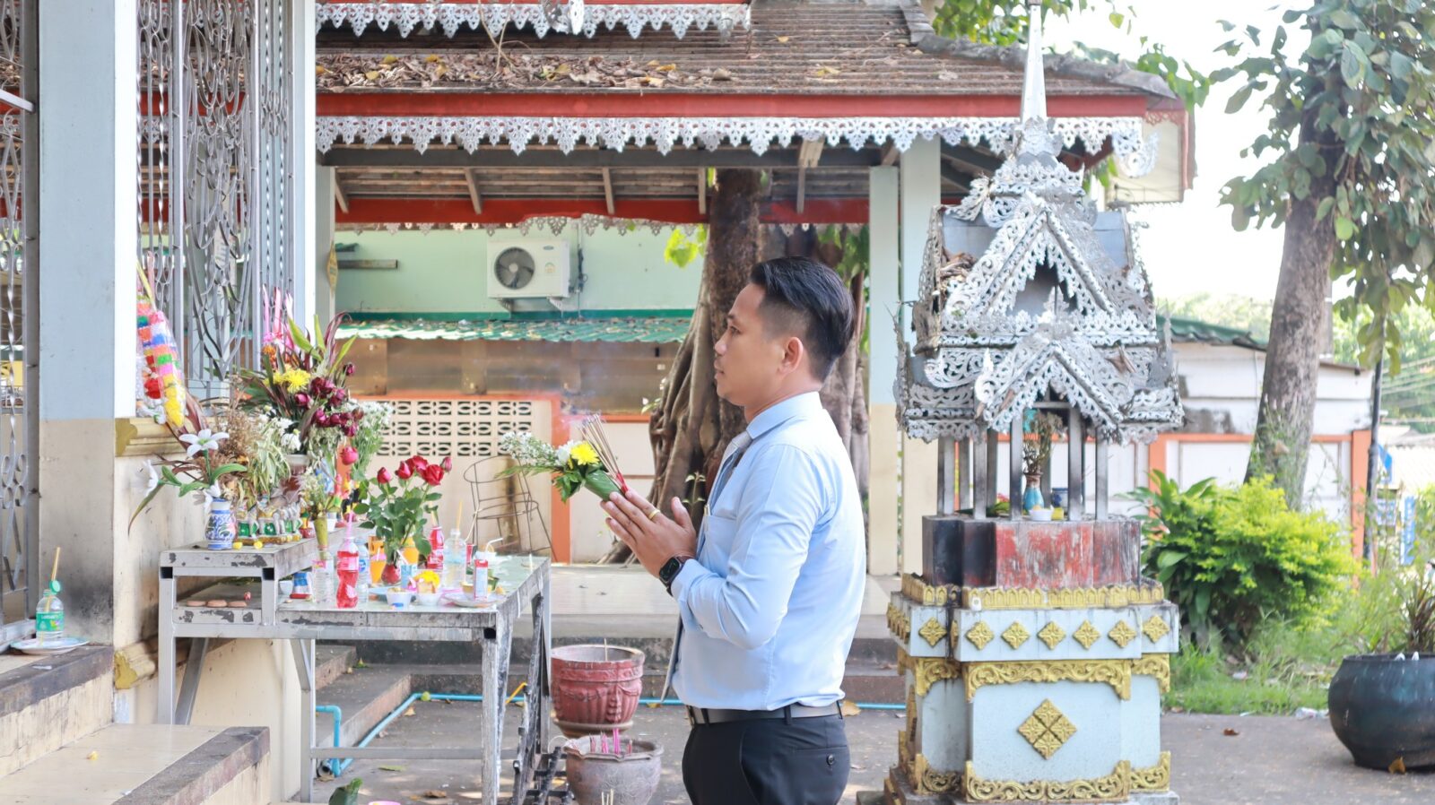 ผอ.สพม.แม่ฮ่องสอน สักการะสิ่งศักดิ์สิทธิ์ประจำจังหวัดแม่ฮ่องสอน