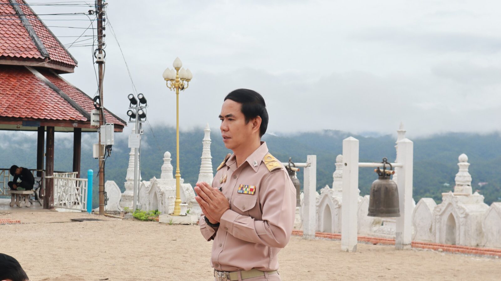 ผอ.สพม.แม่ฮ่องสอน สักการะสิ่งศักดิ์สิทธิ์ประจำจังหวัดแม่ฮ่องสอน เพื่อความเป็นสิริมงคล ก่อนเดินทางไปดำรงตำแหน่งผู้อำนวยการสำนักงานเขตพื้นที่การศึกษามัธยมศึกษาแพร่