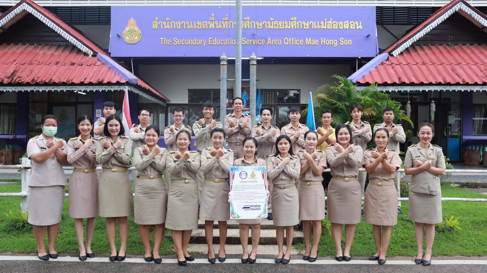เข้าแถวเคารพธงชาติ สวดมนต์ และ กล่าวคำปฏิญญาเขตสุจริต