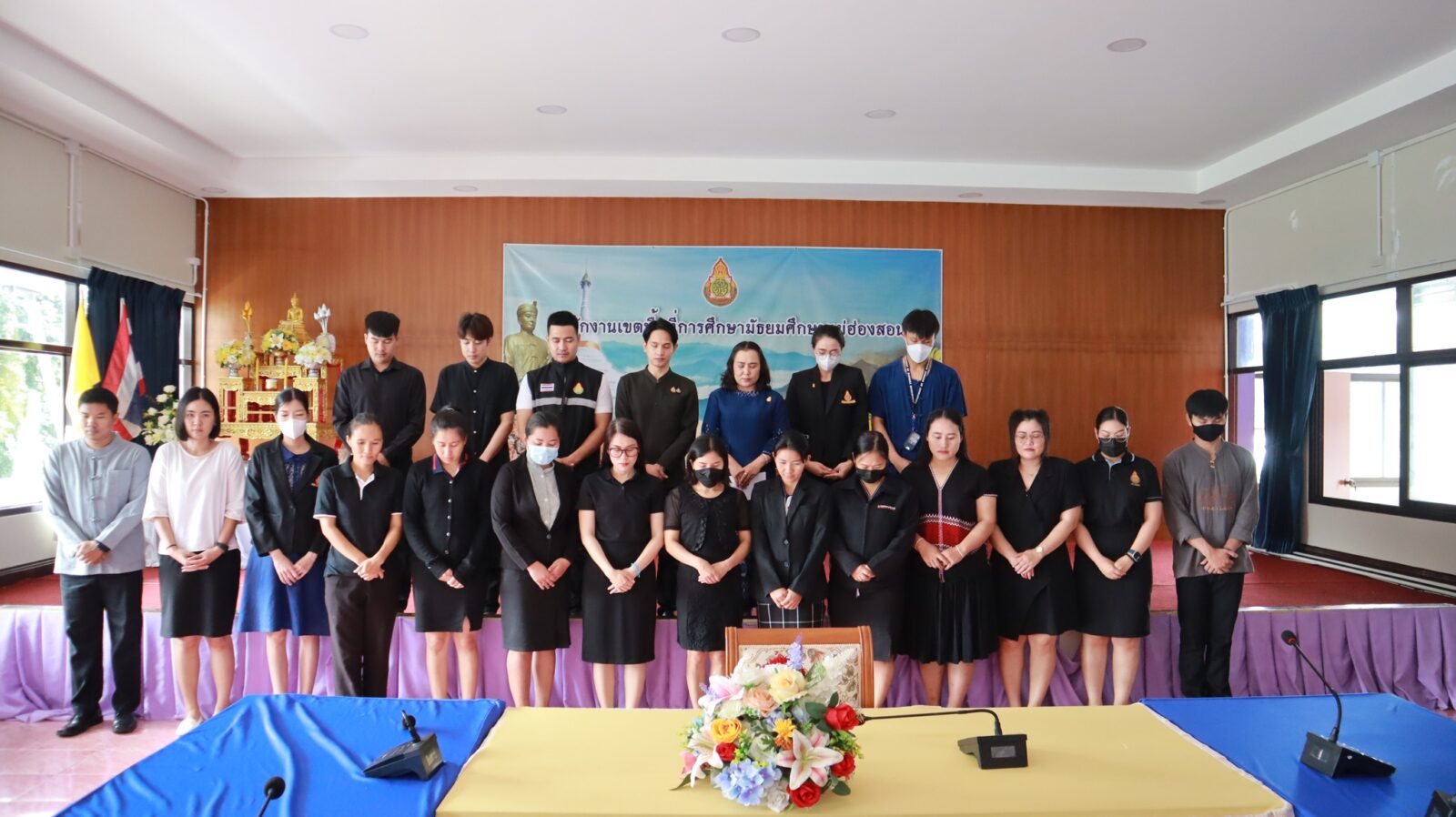 สพม.แม่ฮ่องสอน ร่วมแสดงความไว้อาลัยให้กับครู นักเรียนโรงเรียนวัดเขาพระยาสังฆาราม ที่เสียชีวิตจากเหตุการณ์ไฟไหม้รถบัสทัศนศึกษา