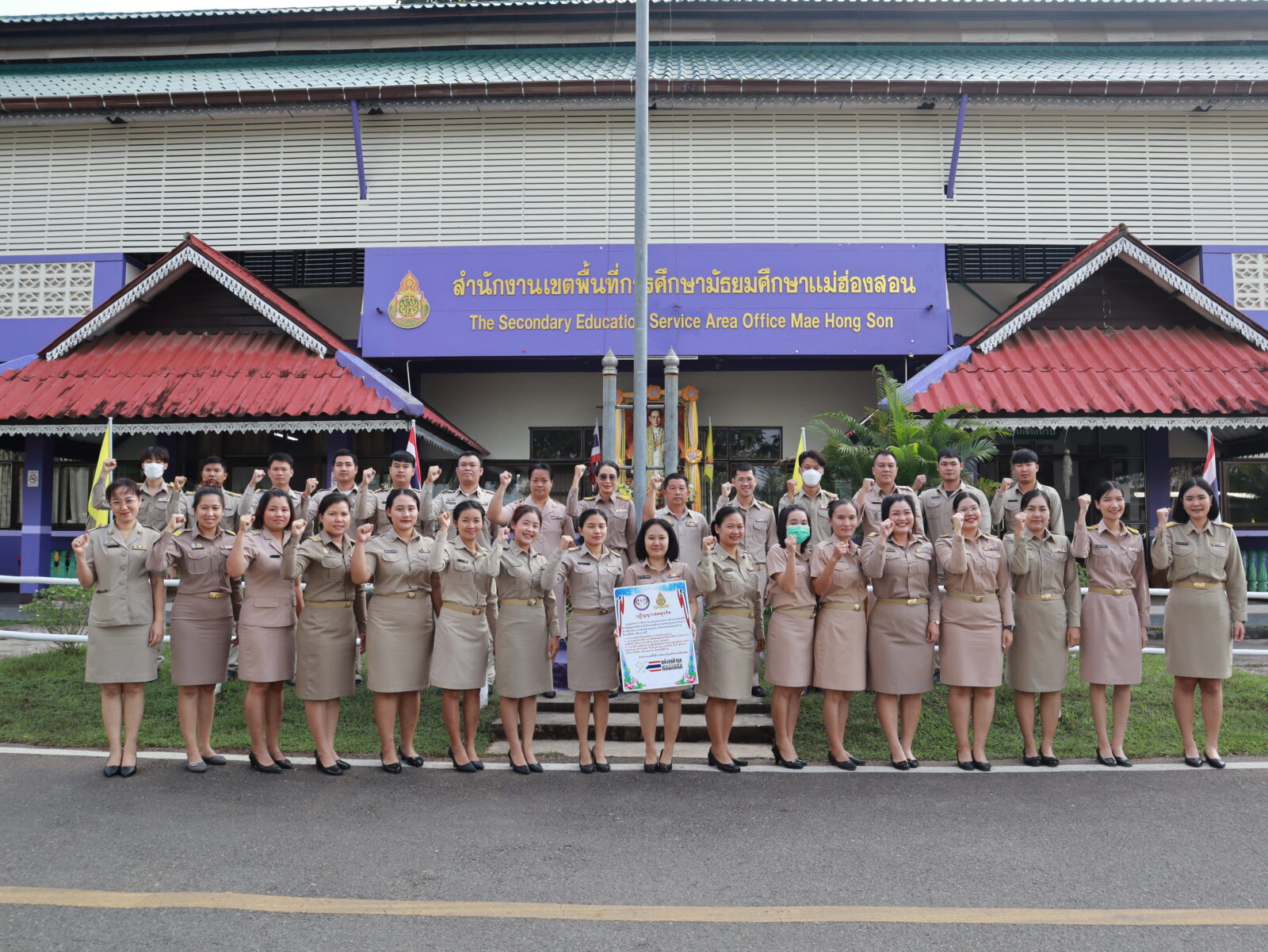 เข้าแถวเคารพธงชาติ สวดมนต์ และ กล่าวคำปฏิญญาเขตสุจริต