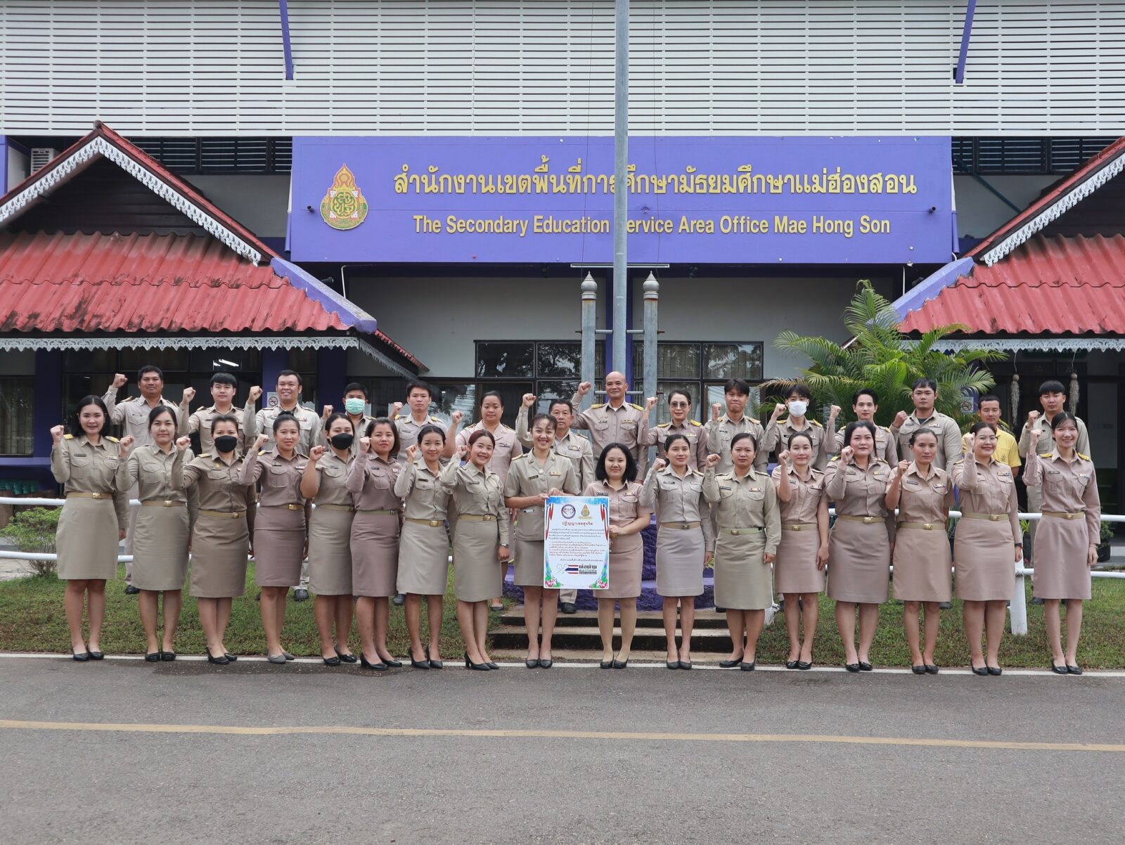 เข้าแถวเคารพธงชาติ สวดมนต์ และ กล่าวคำปฏิญญาเขตสุจริต