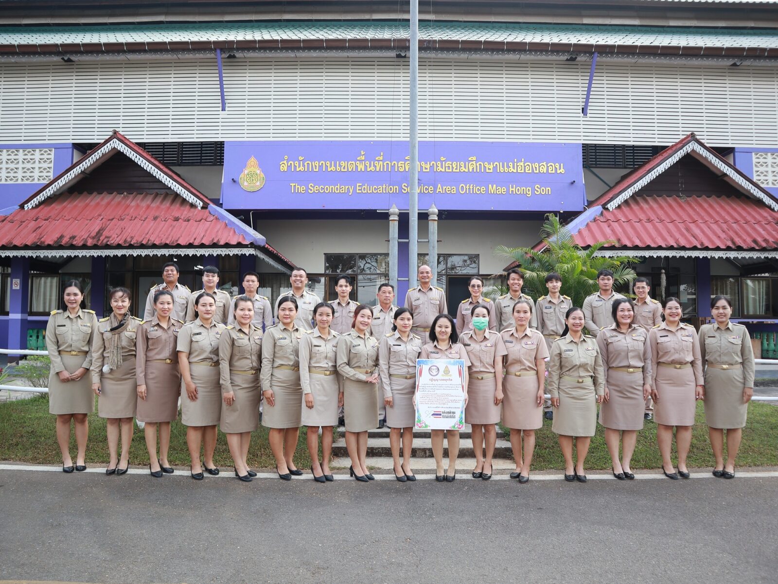 เข้าแถวเคารพธงชาติ สวดมนต์ และ กล่าวคำปฏิญญาเขตสุจริต