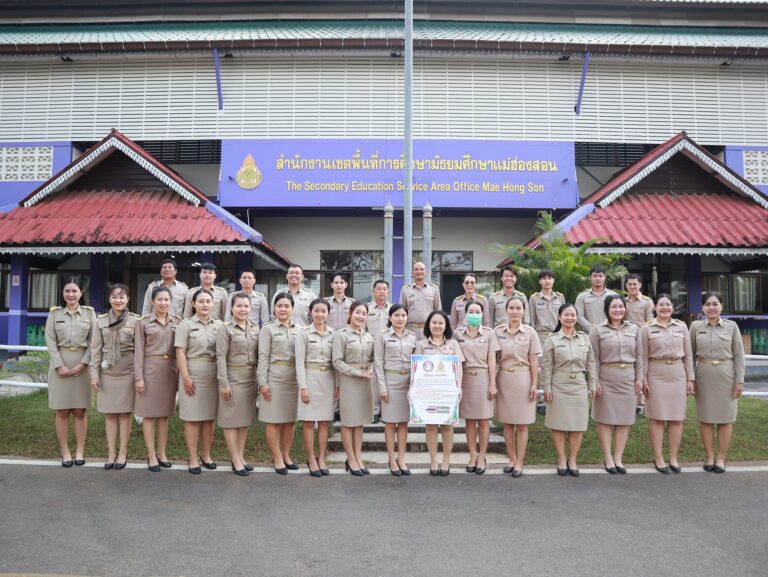 เข้าแถวเคารพธงชาติ สวดมนต์ และ กล่าวคำปฏิญญาเขตสุจริต