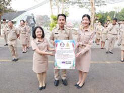 เข้าแถวเคารพธงชาติ สวดมนต์ และกล่าวคำปฏิญญาเขตสุจริต