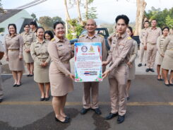 เข้าแถวเคารพธงชาติ สวดมนต์ และกล่าวคำปฏิญญาเขตสุจริต