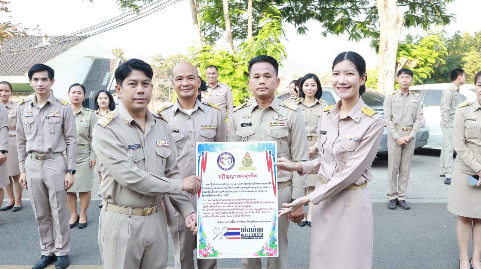 เข้าแถวเคารพธงชาติ สวดมนต์ และกล่าวคำปฏิญญาเขตสุจริต