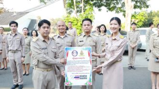 เข้าแถวเคารพธงชาติ สวดมนต์ และกล่าวคำปฏิญญาเขตสุจริต