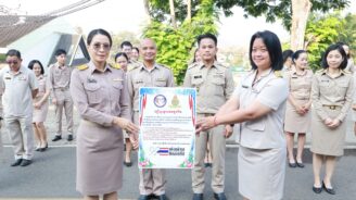 เข้าแถวเคารพธงชาติ สวดมนต์ และกล่าวคำปฏิญญาเขตสุจริต