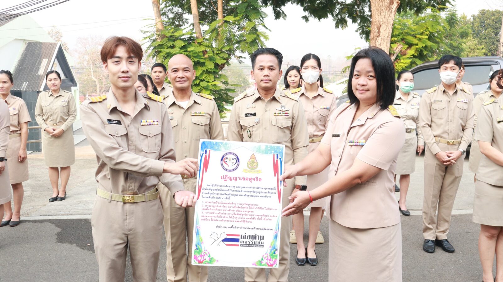 เข้าแถวเคารพธงชาติ สวดมนต์ และกล่าวคำปฏิญญาเขตสุจริต