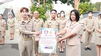 เข้าแถวเคารพธงชาติ สวดมนต์ และกล่าวคำปฏิญญาเขตสุจริต