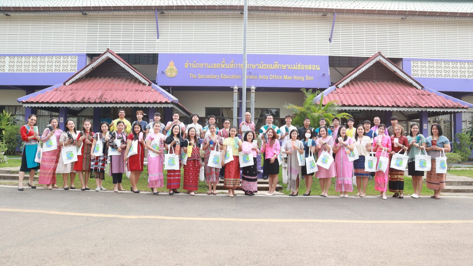 กิจกรรมรณรงค์ลดขยะมูลฝอยในหน่วยงาน ลดการใช้ถุงพลาสติกและกล่องโฟม หันมาใช้วัสดุจากธรรมชาติและแก้วน้ำส่วนตัว ฯ