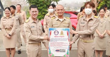 เข้าแถวเคารพธงชาติ สวดมนต์ และกล่าวคำปฏิญญาเขตสุจริต