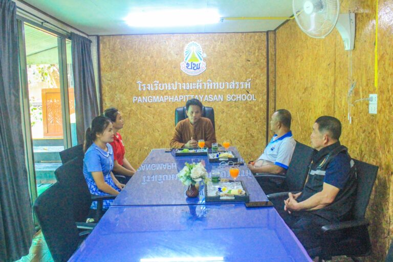 ผอ.สพม.แม่ฮ่องสอน ลงพื้นที่ตรวจติดตามการดำเนินงานตามโครงการขับเคลื่อนการพัฒนาการศึกษาที่ยั่งยืน กิจกรรมหลักส่งเสริมพื้นที่นวัตกรรมการศึกษา
