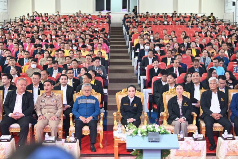ประชุมรับฟังนโยบายด้านการศึกษาจาก ศาสตราจารย์ ดร.นฤมล ภิญโญสินวัฒน์ รัฐมนตรีว่าการกระทรวงศึกษาธิการ ณ หอประชุม 80 ปี โรงเรียนพะเยาพิทยาคม จังหวัดพะเยา