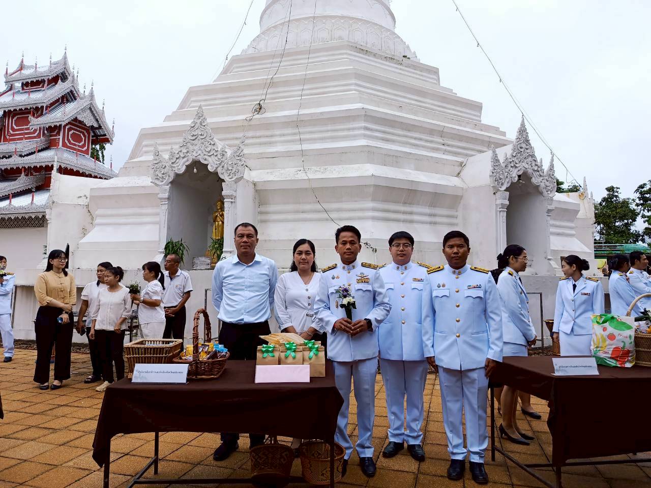 ร่วมพิธีเจริญพระพุทธมนต์และทำบุญตักบาตรถวายพระราชกุศลเฉลิมพระเกียรติพระบาทสมเด็จพระปรเมนทรมหาอานันทมหิดล พระอัฐมรามาธิบดินทร เนื่องในโอกาสวันคล้ายวันพระราชสมภพครบ 100 ปี