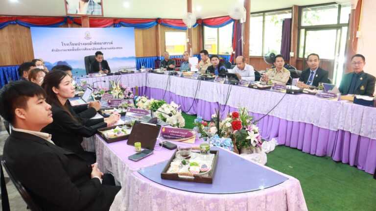 ประชุมผู้อำนวยการกลุ่มภารกิจ และผู้บริหารสถานศึกษาในสังกัดทั้ง 8 แห่งเข้าร่วมประชุมโดยพร้อมเพรียง ณ ห้องประชุมแม่ละนา โรงเรียนปางมะผ้าพิทยาสรรพ์