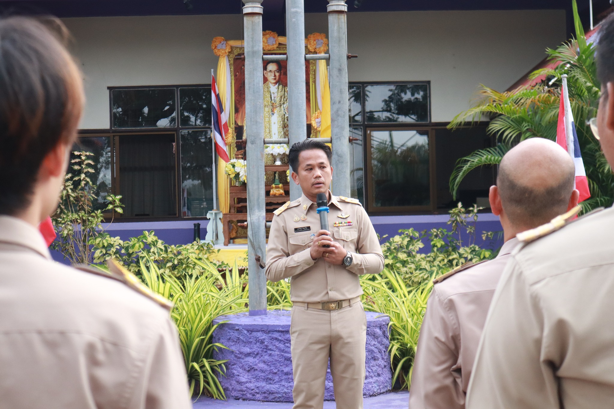 กิจกรรมเข้าแถวเคารพธงชาติ สวดมนต์ และกล่าวคำปฏิญญาเขตสุจริต ณ บริเวณหน้าสำนักงานเขตพื้นที่การศึกษามัธยมศึกษาแม่ฮ่องสอน