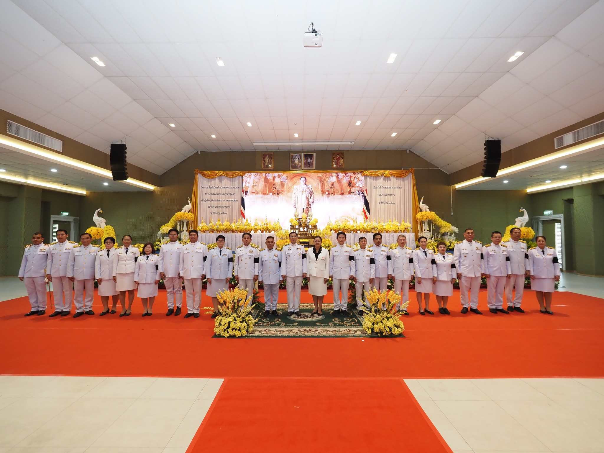 พิธีวางพานพุ่มดอกไม้ถวายบังคม เบื้องหน้าพระบรมฉายาลักษณ์ พระบาทสมเด็จพระบรมชนกาธิเบศร มหาภูมิพลอดุลยเดชมหาราช บรมนาถบพิตร เนื่องในวันคล้ายวันพระบรมราชสมภพ พระบาทสมเด็จพระบรมชนกาธิเบศร มหาภูมิพลอดุลยเดชมหาราช บรมนาถบพิตร วันชาติ และวันพ่อแห่งชาติ 5 ธันวาคม 2568