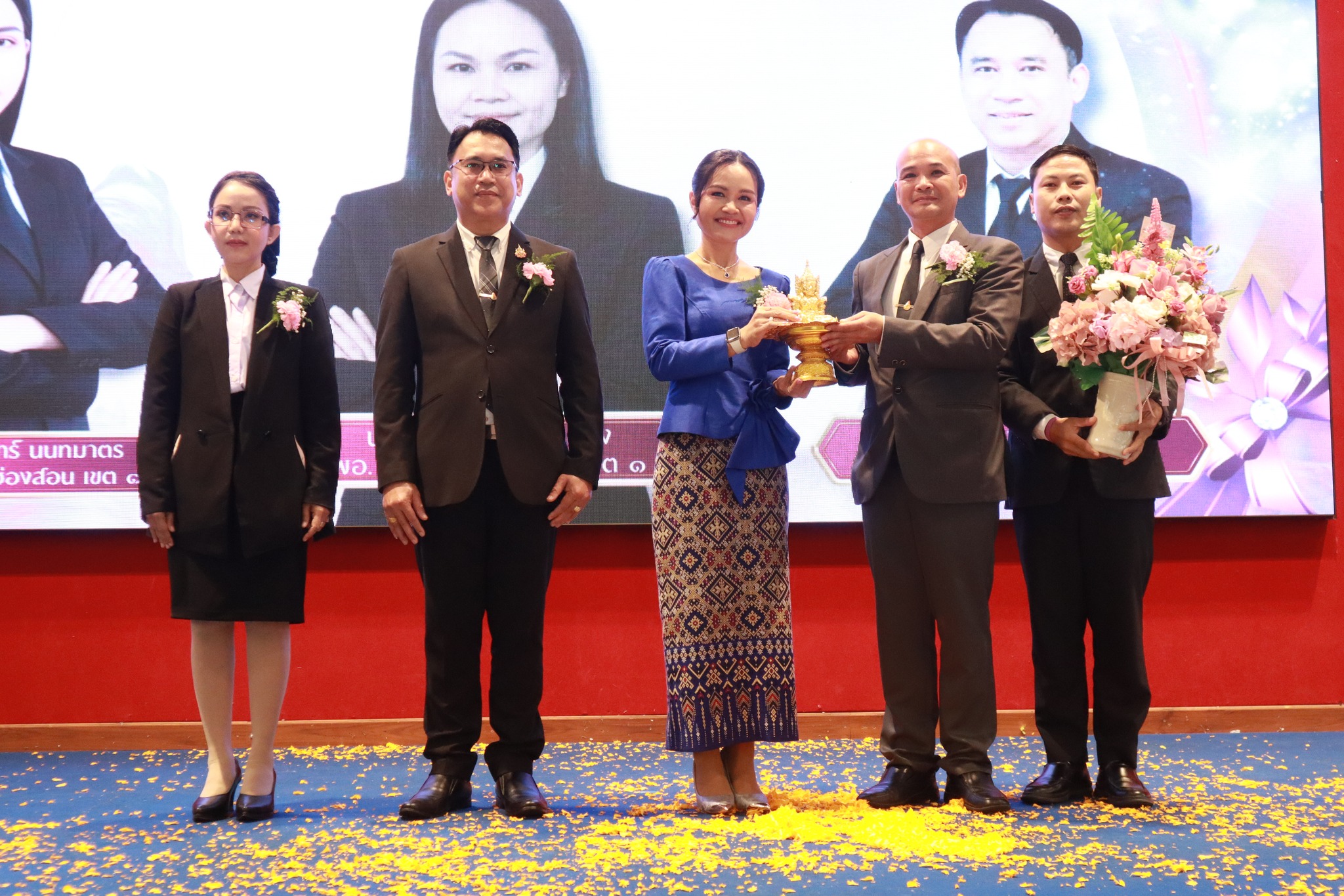 สำนักงานเขตพื้นที่การศึกษามัธยมศึกษาแม่ฮ่องสอน เข้าร่วมแสดงความยินดีกับนางสาววรินทร ปัดกอง เนื่องในโอกาสเข้ารับตำแหน่งผู้อำนวยการสำนักงานเขตพื้นที่การศึกษาประถมศึกษาแม่ฮ่องสอน เขต 1