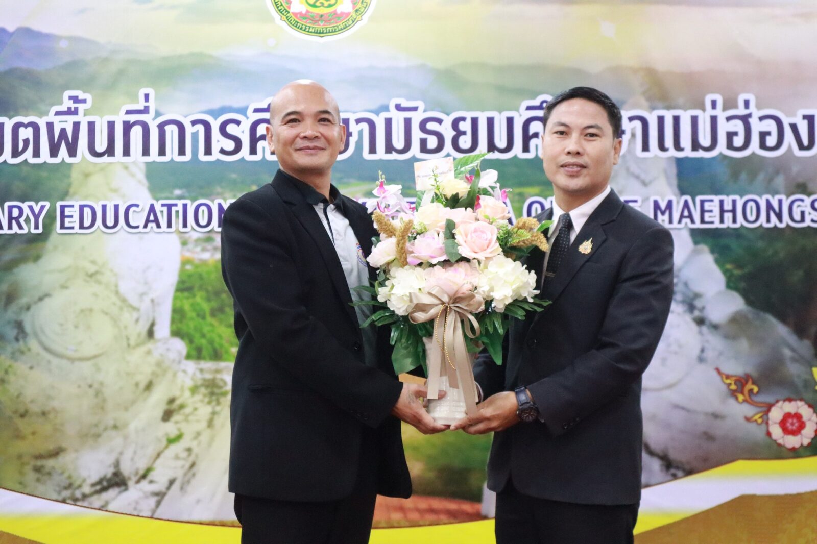 สพม.แม่ฮ่องสอน จัดพิธีต้อนรับ นายบรรดิษฐ์ ม่วงอ่อง เนื่องในโอกาสเข้ารับตำแหน่ง รองผู้อำนวยการสำนักงานเขตพื้นที่การศึกษามัธยมศึกษาแม่ฮ่องสอน