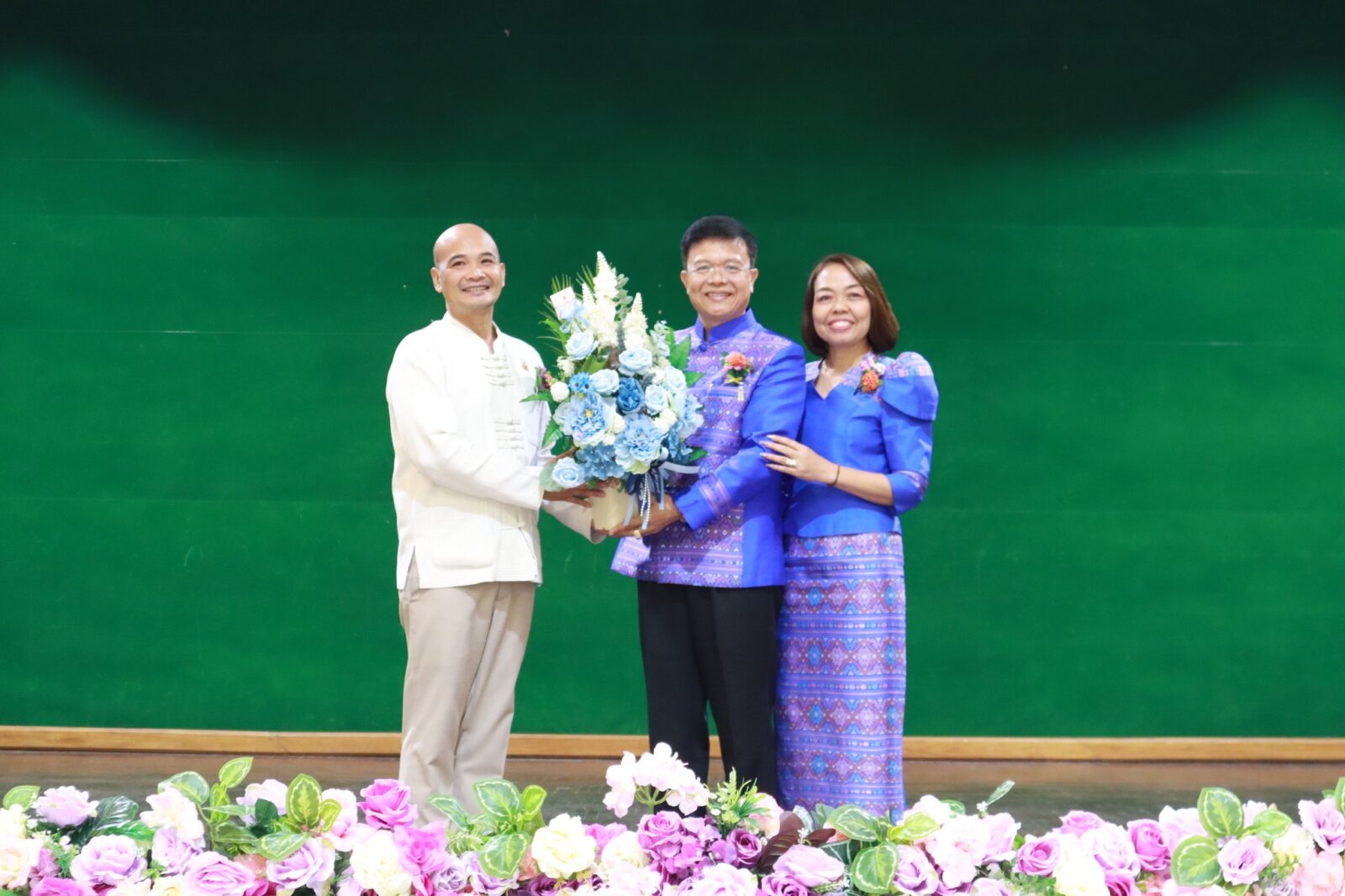 สพม.แม่ฮ่องสอน ร่วมต้อนรับและร่วมแสดงความยินดีแก่ นายธีรภัทร วงษ์สว่าง ผู้อำนวยการสำนักงานเขตพื้นที่การศึกษามัธยมศึกษาแม่ฮ่องสอน และนายบรรดิษฐ์ ม่วงอ่อง รองผู้อำนวยการสำนักงานเขตพื้นที่การศึกษามัธยมศึกษาแม่ฮ่องสอน