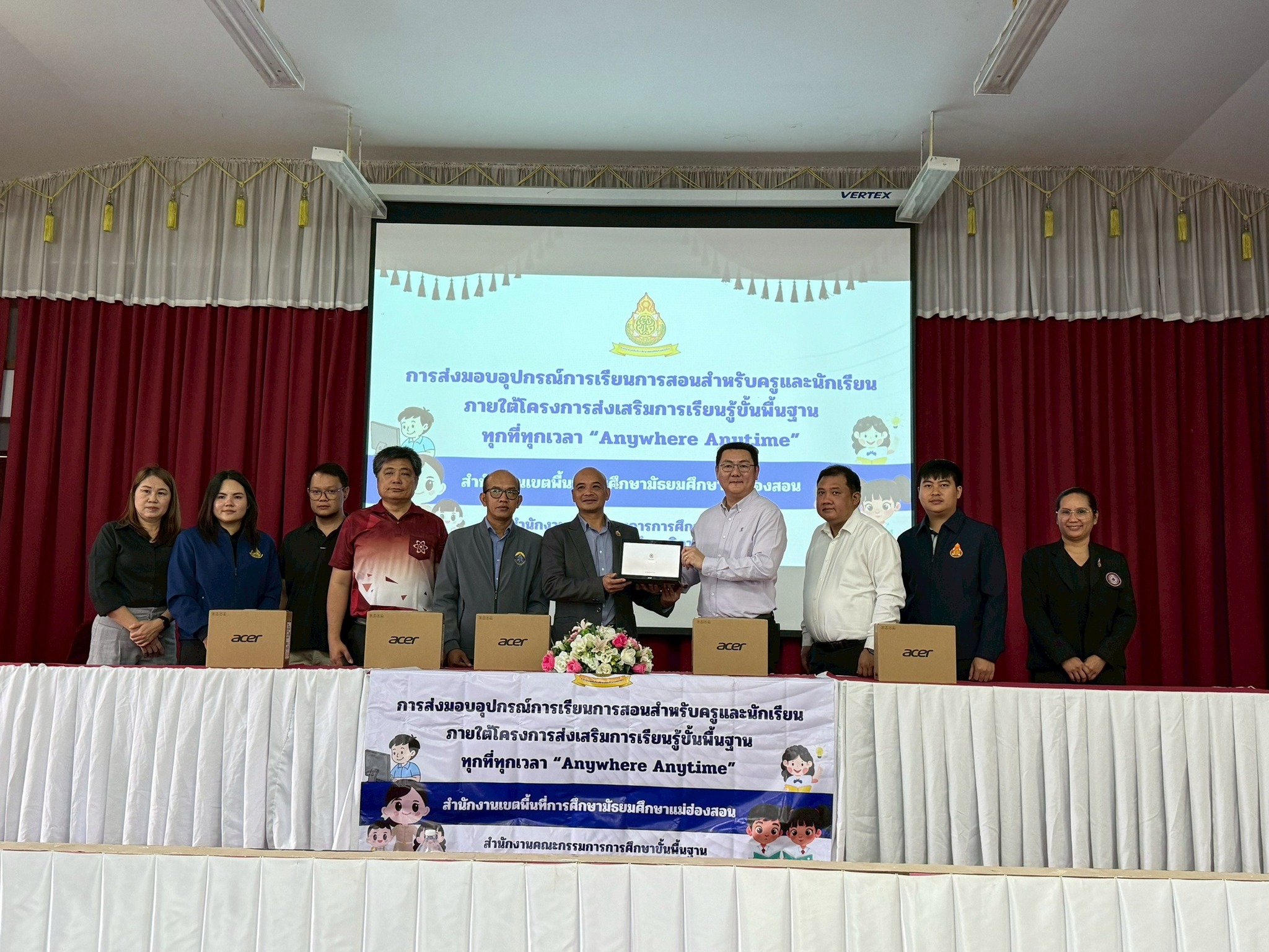 สพม.แม่ฮ่องสอน ส่งมอบอุปกรณ์การเรียนการสอน ภายใต้โครงการส่งเสริมการเรียนรู้ขั้นพื้นฐานทุกที่ทุกเวลา (Anywhere Anytime) โรงเรียนปายวิทยาคาร และโรงเรียนปางมะผ้าพิทยาสรรพ์
