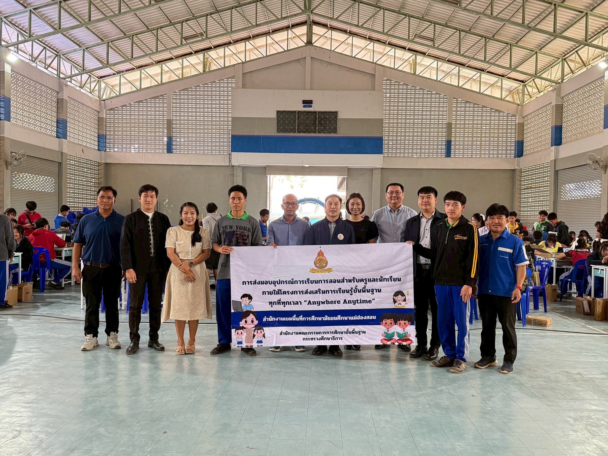 สพม.แม่ฮ่องสอน ส่งมอบอุปกรณ์การเรียนการสอน ภายใต้โครงการส่งเสริมการเรียนรู้ขั้นพื้นฐานทุกที่ทุกเวลา (Anywhere Anytime) โรงเรียนแม่ลาน้อยดรุณสิกข์ และโรงเรียนแม่สะเรียง “บริพัตรศึกษา”