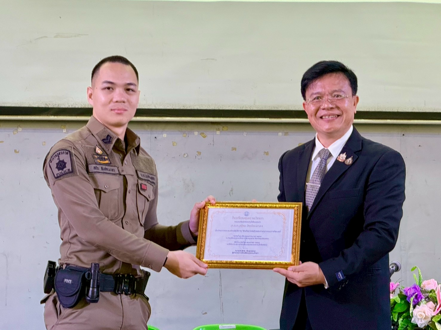 สำนักงานเขตพื้นที่การศึกษามัธยมศึกษาแม่ฮ่องสอนร่วมกิจกรรมอบรมป้องกันและแก้ไขปัญหายาเสพติดและอาชญากรรมทางไซเบอร์ในสถานศึกษา โรงเรียนขุนยวมวิทยา