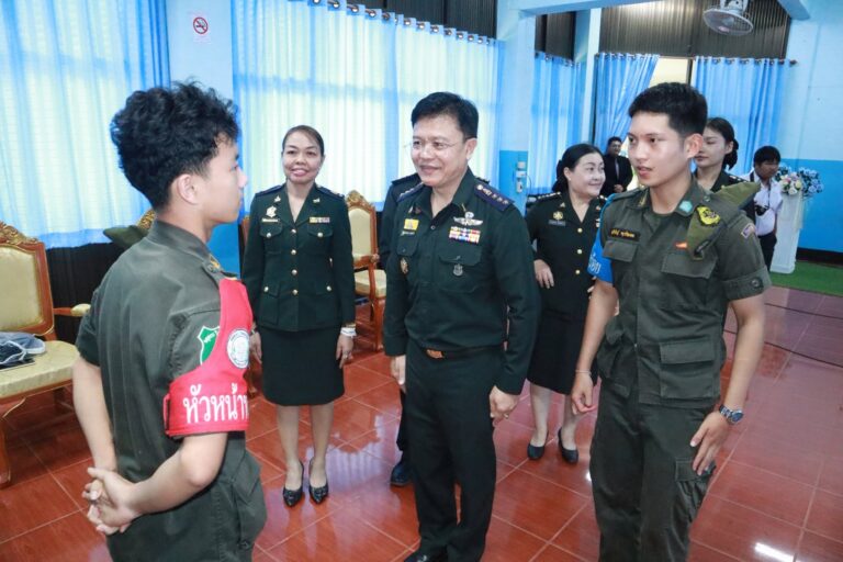 ผอ.สพม.แม่ฮ่องสอน ให้เกียรติเป็นประธานในพิธีปฐมนิเทศและตรวจแถวกำลังพลนักศึกษาวิชาทหาร ชั้นปีที่ 1 ถึงชั้นปีที่ 3 โรงเรียนขุนยวมวิทยา ประจำปีการศึกษา 2569
